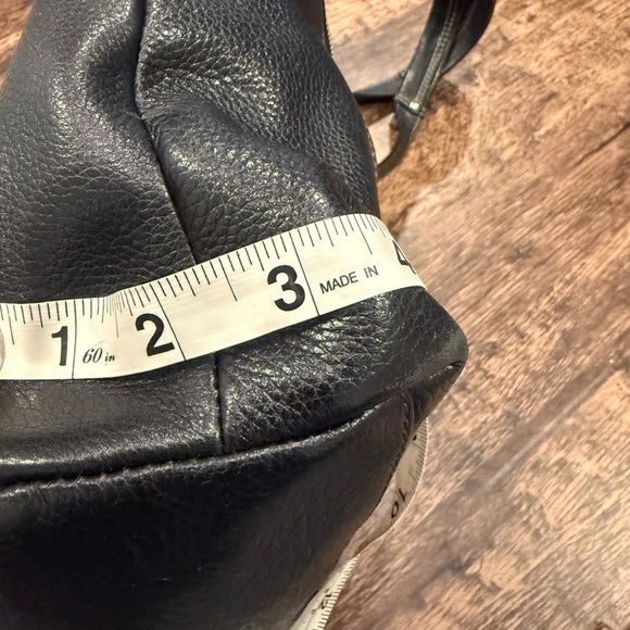 Coach Black Leather Shoulder Bag with Sleek Design - Picture 5 of 7